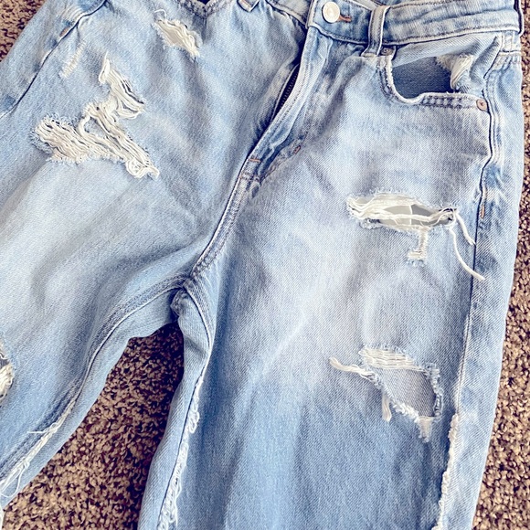 American Eagle High Waisted tapered & ankle skimming Ripped Mom Jean in size 28 - Picture 3 of 6